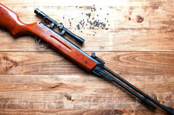 НАБУ планує орендувати тир для стрільби з штурмової гвинтівки за 0,5 млн гривень