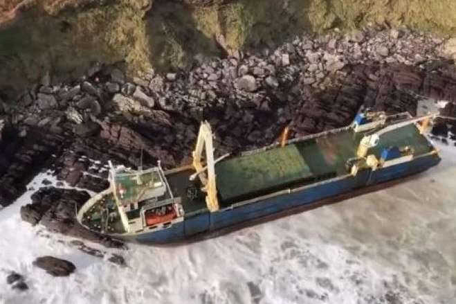 «Корабель-привид» сів на мілину біля берегів Ірландії (відео)
