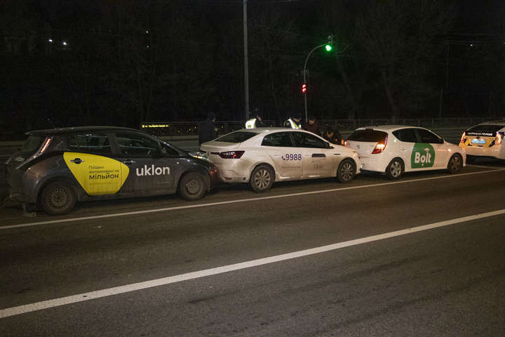 На Печерську п’яний водій Audi влаштував «поїзд» із таксі Bolt, Uber і Uklon (фото, відео)