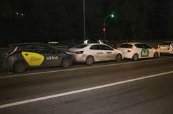 Водії і пасажири трьох служб таксі не постраждали