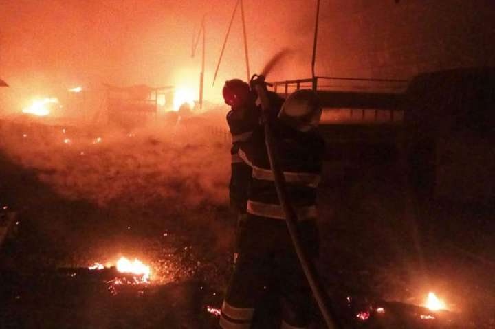 Вночі на Київщині згорів ангар деревообробного цеху 