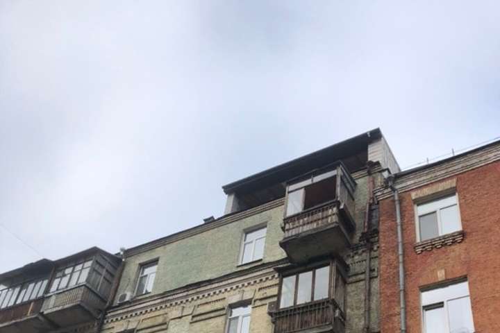 У Києві черговий скандал: на ще одному старовинному будинку з’явився «курник» (фото)