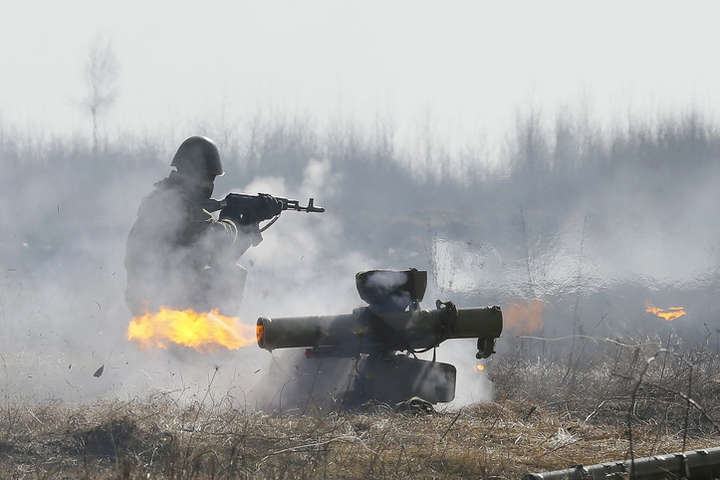 Бойовики штурмують українські опорні пункти в районі розведення під Золотим, – журналіст 
