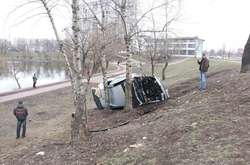  14 лютого на вулиці Березняківській зіткнулися Hyundai і Volkswagen, останній від удару  перекинувся і вилетів з дороги у бік озера Тельбін