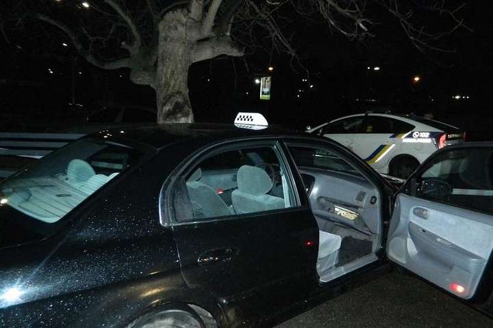 У Києві двоє іноземців напали на таксиста і викрали автомобіль (фото)