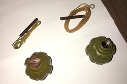 У центрі Києва СБУ виявила схованку з бойовими гранатами та майже 30 літрами ртуті (фото)