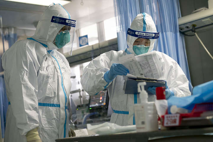 Китай визнає померлих від коронавірусу медиків мучениками
