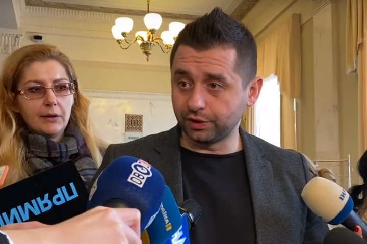Глава фракції «Слуга народу» закликав суспільство і медіа не маніпулювати «недостовірною інформацією», а чекати рішення РНБО України - Арахамія про бої на Донбасі: немає достовірної інформації, хто саме і з якого боку наступав