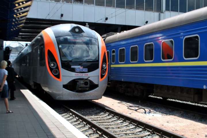 «Укрзалізниця» призначила до 8 березня 16 додаткових поїздів