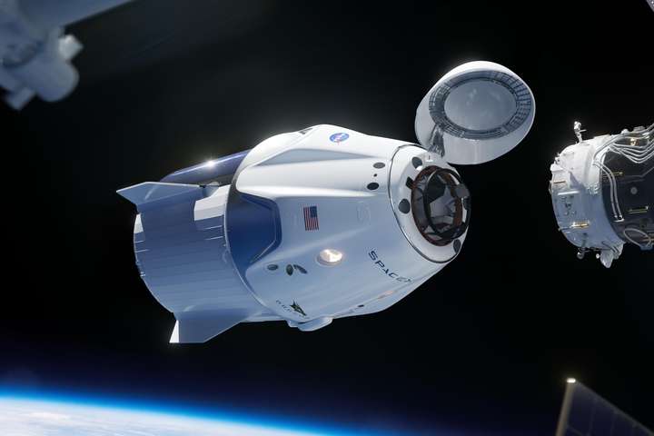 SpaceX планує у 2021 році відправити туристів у космос