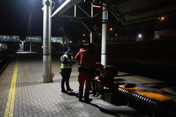 Під залізничним пероном на Караваєвих дачах виявлено тіло чоловіка (фото, відео)