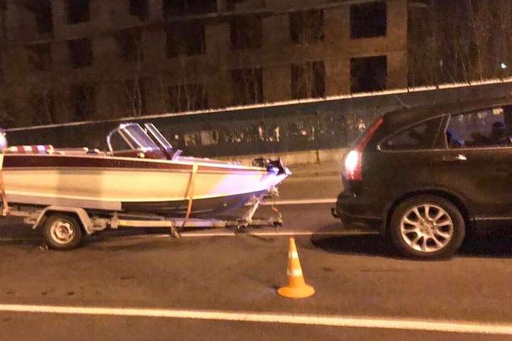 У Києві у ДТП потрапив… моторний човен (фото)