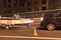 Від удару причіп із човном в'їхав у автомобіль