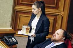  «А поправки все летять», - так підписав фото першого віце-спікера Ради Руслана Стефанчука парламентський фотокореспондент Ян Доброносов 
   