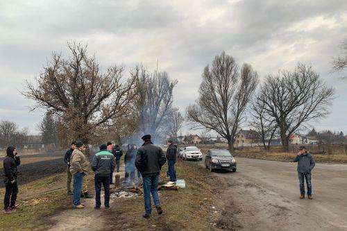 Перелякані жителі Тернопільщини облаштували блокпости, щоб не допустити приїзду евакуйованих з Китаю 