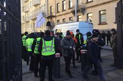 Під Офісом президента два протести: поліція пропускає людей через металошукачі (фото)