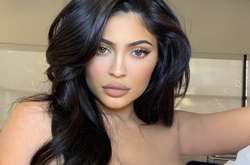  22-летняя Кайли Дженнер дала поклонникам мини-урок макияжа 
  