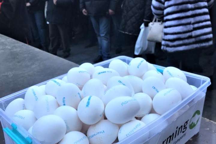 Мітингувальники подарували директору НАБУ яйця з написом: «Ситника - геть!»
