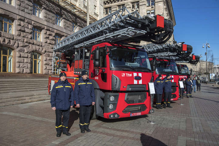 Кличко передав київським рятувальникам нові спецавтівки та сучасне спорядження (фото)