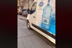 Водій мікроавтобуса не знайшов іншого місця для паркування, як на коліях