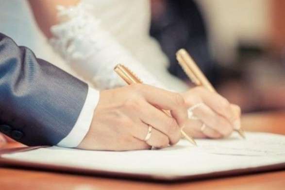 Более 1000 украинцев в прошлом году взяли фамилию невесты
