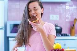 Недосып заставляет человека есть больше