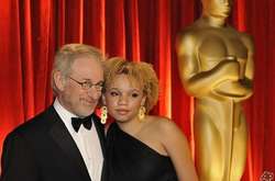  У режиссера Стивена Спилберга семь детей 
  