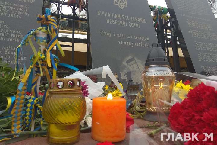 Річниця розстрілів на Майдані: на Алеї Героїв Небесної сотні відбувся молебень (фото, відео)