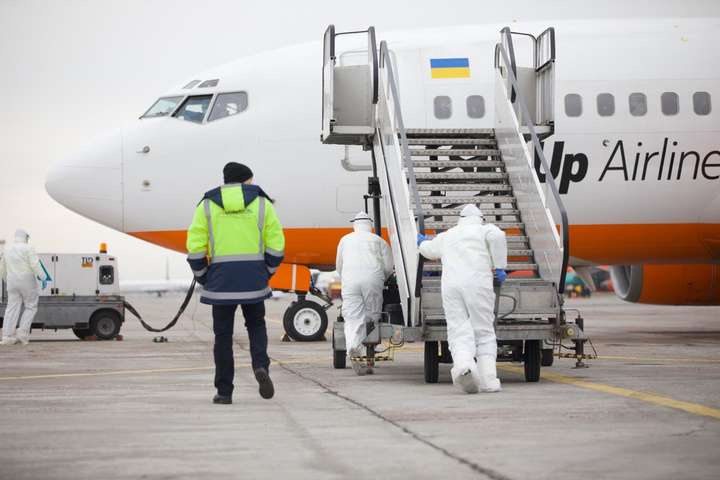 Літак з евакуйованими українцями вилетів до Харкова 
