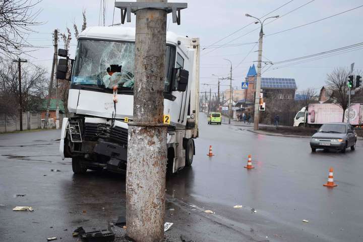 У Вінниці вантажівка в’їхала в стовп: водій загинув