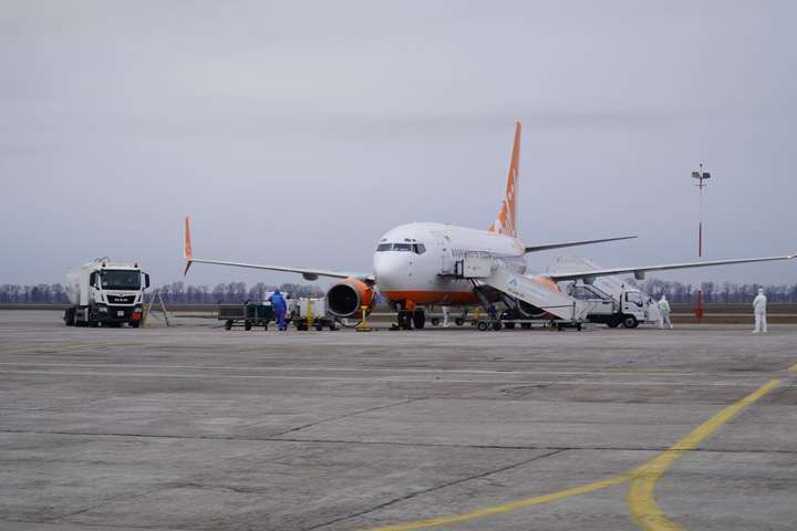 Літак з евакуйованими українцями сів у Харкові