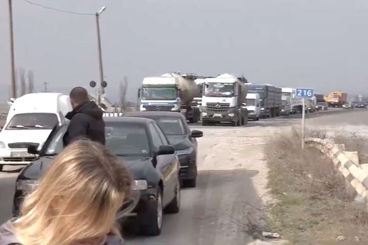 Из-за проблем при создании ОТГ жители села на Николаевщине перекрыли трассу (фото, видео)