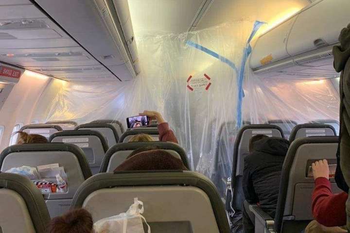З'явилися фото з борту літака, на якому евакуювали українців з Китаю