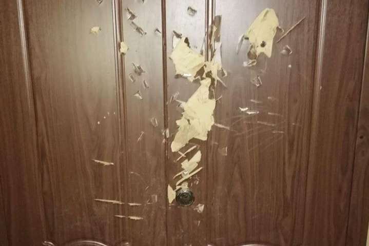 У Києві агресивний чоловік порубав сокирою двері сусідів (фото)