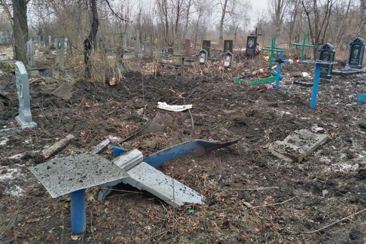 Бойовики обстріляли кладовище у Попасній на Луганщині (фото)