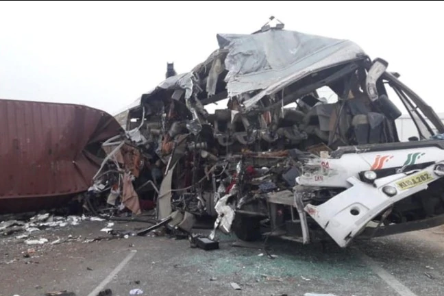 19 человек погибли в Индии из-за столкновения грузовика и автобуса