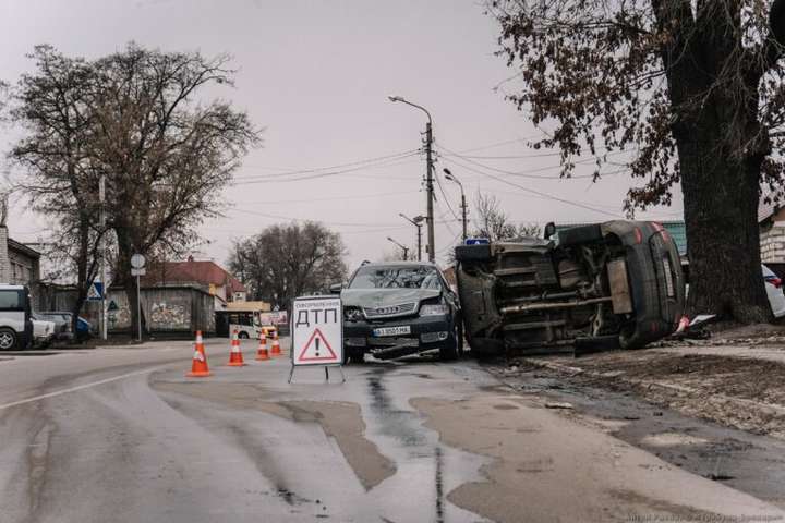 Серйозна ДТП під Києвом: Hyundai перекинувся після зіткнення з Audi (фото)