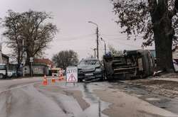 Після зіткнення один з автомобілів завалив стовп і перекинувся