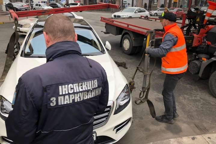 Рекордна евакуація «героїв парковки»: за день з вулиць Києва прибрали понад 140 автівок 