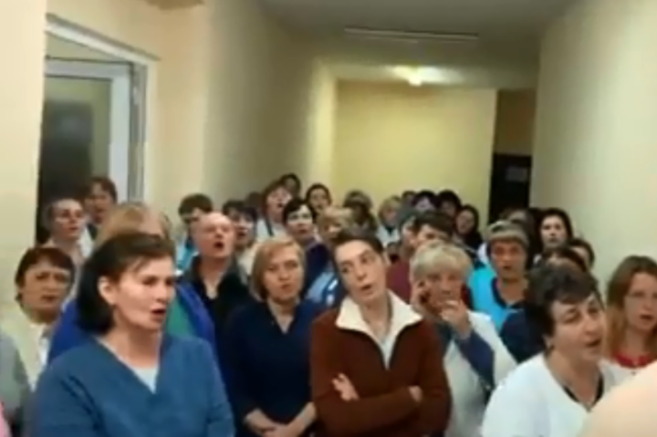 Сотрудники больницы на Львовщине, узнав, что к ним не привезут эвакуированных из Китая, спели гимн (видео)