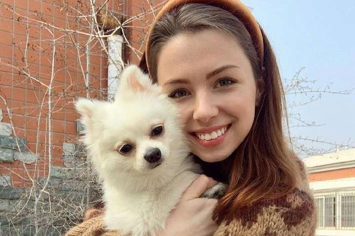 Зеленський пообіцяв українці, яка залишилась в Ухані через собаку, допомогти повернутися додому 