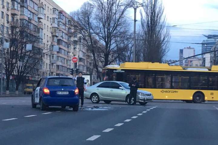 На бульварі Лесі Українки не поділили дорогу іномарка і таксі Bolt (фото)