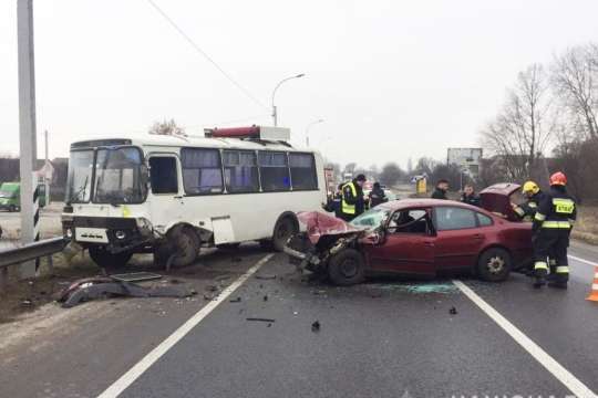 У Чернігові зіткнулися пасажирський автобус та легковик, є жертви 