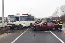 У Чернігові зіткнулися пасажирський автобус та легковик, є жертви 