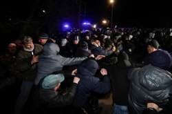  У Нових Санжарах люди билися з поліцією через страх заразитися коронавірусом  