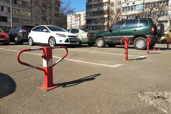 Парковка во дворах в Киеве – проблему надо решать