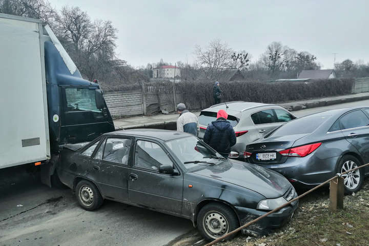 У Києві вантажівка без гальм протаранила автобус і чотири автівки (фото)