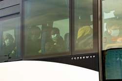 У Франції евакуйованих з Уханя везуть на курорт. Туристи тікають, місцеві нервують