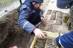 У Запорізькій області біля школи виявили майже сотню гранат і запалів
