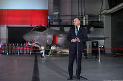 Президент Польщі Анджей Дуда на фоні найсучаснішого винищувача F-35 п’ятого покоління.